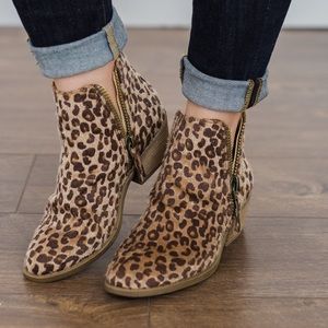 Very G sz 8.5 faux suede calf hair leopard booties